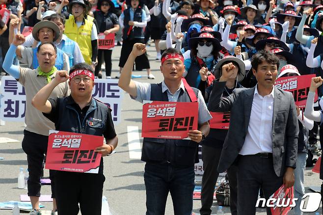 양경수 민주노총 위원장이 3일 오후 서울 세종대로 동화면세점 앞에서 열린 특수고용노동자 임금인상, 노조법 2,3조 개정, 윤석열 정권 퇴진 등을 촉구 특수고용노동자 파업대회에서 구호를 외치고 있다.  이날부터 2주간 40여만 명이 참여해 총파업에 돌입하는 민주노총은 노조탄압 중단 및 노조법 2·3조 개정, 일본 핵오염수 해양 투기 중단, 최저임금 인상, 민영화 및 공공요금 인상 철회, 공공의료 및 돌봄 확충, 중대재해 처벌 강화, 언론자유 및 집시 자유 보장 등을 촉구했다. 2023.7.3/뉴스1  Copyright (C) 뉴스1. All rights reserved. 무단 전재 및 재배포 금지.