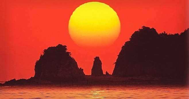 ▲일몰과 일출, 월출까지 모두 한곳에서 볼수 있는 왜목마을에 해가 지고 있다./사진=왜목마을관광지번영회 발췌