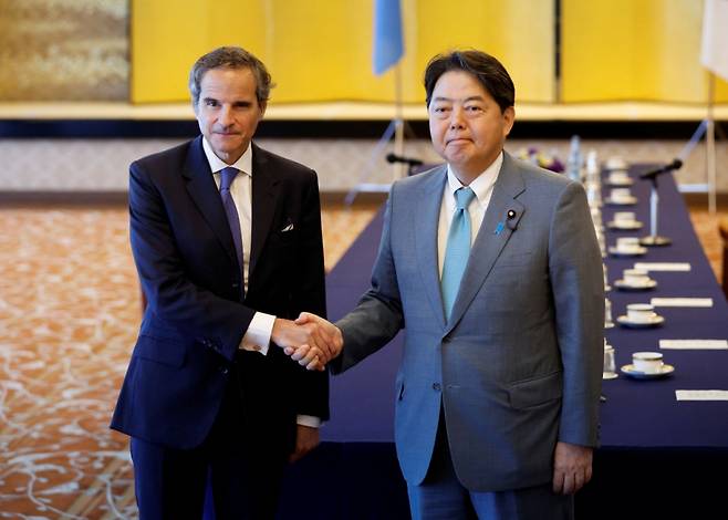 라파엘 그로시 IAEA 사무총장이 4일 정오쯤 도쿄 외무성 이쿠라공관에서 하야시 요시마사 일본 외무상과 면담을 한 뒤 공동 기자회견을 갖고 기념촬영을 하고 있다. 그로시 사무총장은 "도쿄전력 후쿠시마 제1원전을 둘러싸고 현재 중요한 국면을 맞았다"며 "오늘 오후 IAEA가 2년 넘게 몰두해 온 원전 처리수(오염수)에 대한 포괄적인 평가를 담은 보고서를 제출하게 돼 영광이다"고 밝혔다. /로이터=뉴스1