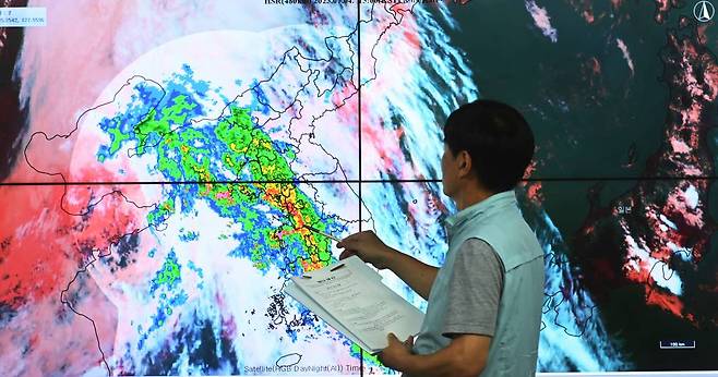 [수원=뉴시스] 김종택 기자 = 전국에 장맛비가 내린 4일 경기도 수원시 권선구 수도권기상청에서 예보관이 많은 양의 수증기를 품고 있는 비구름의 이동 경로를 예의주시하고 있다. 기상청에 따르면 특히 오늘 밤부터 새벽사이에는 '정체전선상에서 발달한 저기압의 영향으로 매우 강한 비가 내리는곳이 있겠다'고 예보했다. 2023.07.04.