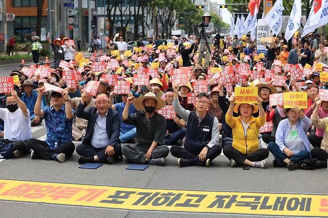 '일본 핵오염수 해양투기 저지 제주 범도민대회'에서 참가자들이 일본을 규탄하는 구호를 외치고 있다. [연합]