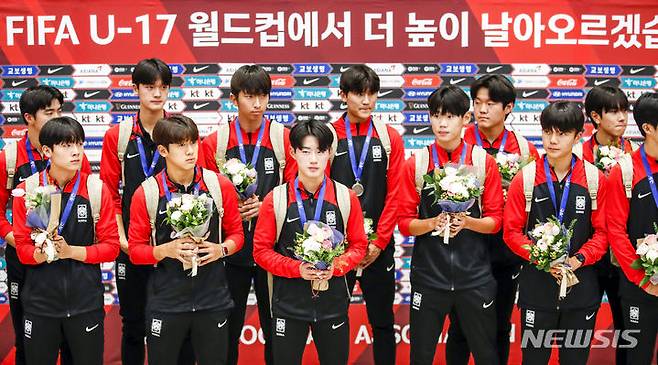 [인천공항=뉴시스] 정병혁 기자 = AFC U-17 아시안컵에서 준우승을 거둔 한국 17세 이하(U-17) 남자 축구 대표팀이 4일 오전 인천국제공항 제2터미널을 통해 귀국해 열린 환영행사에 참석해있다. 2023.07.04. jhope@newsis.com