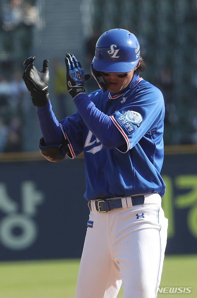 [서울=뉴시스] 고승민 기자 = 9일 서울 잠실야구장에서 열린 2023 KBO 리그 삼성 라이온즈 대 LG 트윈즈 경기, 7회초 삼성 공격 1사 2루 상황 1번타자 구자욱이 1루타 후 기뻐하고 있다. 2023.04.09. kkssmm99@newsis.com