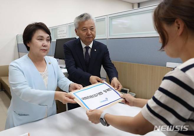 [서울=뉴시스] 전진환 기자 = 더불어민주당 정춘숙(왼쪽) 정책수석부대표, 홍성국 원내대변인이 4일 오전 서울 여의도 국회 의안과에 김기현 국민의힘 대표 징계안을 제출하고 있다. (공동취재사진) 2023.07.04. photo@newsis.com