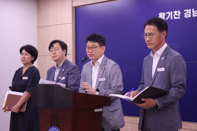 ▲김제홍 경남도 해양수산국장이 경남도청 프레스센터에서 기자회견을 하고 있다. ⓒ프레시안(조민규)