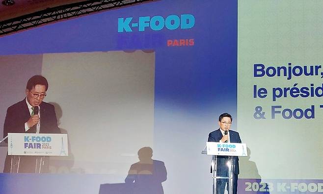 2023 파리 K-Food Fair 개회식 사진. 환영사하는 김춘진 한국농수산식품유통공사 사장