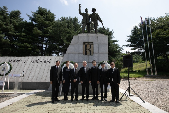 3일 경기도 포천시 영북면에 있는 ‘태국군 참전 기념비’에 헌화한 해럴드 링크 태국 비그림파워그룹 회장과 일행이 기념 촬영을 하고 있다. 비그림파워 제공