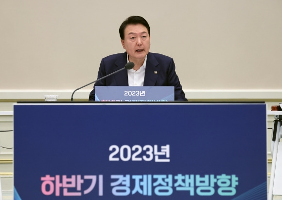 윤석열 대통령이 4일 청와대 영빈관에서 열린 2023년 하반기 경제정책 방향에 관한 제18차 비상경제민생회의에서 발언하고 있다.