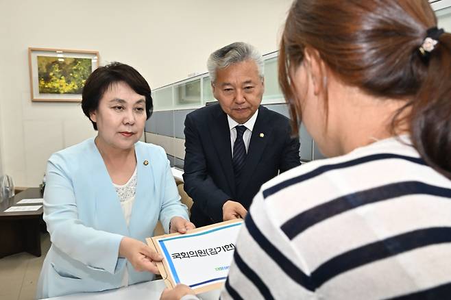 더불어민주당 정춘숙 정책수석부대표(왼쪽)와 홍성국 원내대변인이 4일 오전 서울 여의도 국회 의안과에 국민의힘 김기현 대표 징계안을 제출하고 있다. ⓒ연합뉴스