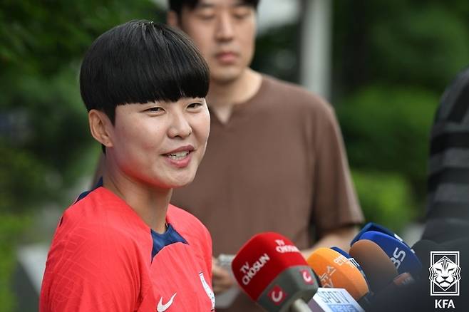 한국 여자축구대표팀 지소연이 3일 파주 축구대표팀트레이닝센터에서 취재진의 질문에 답하고 있다.     대한축구협회 제공