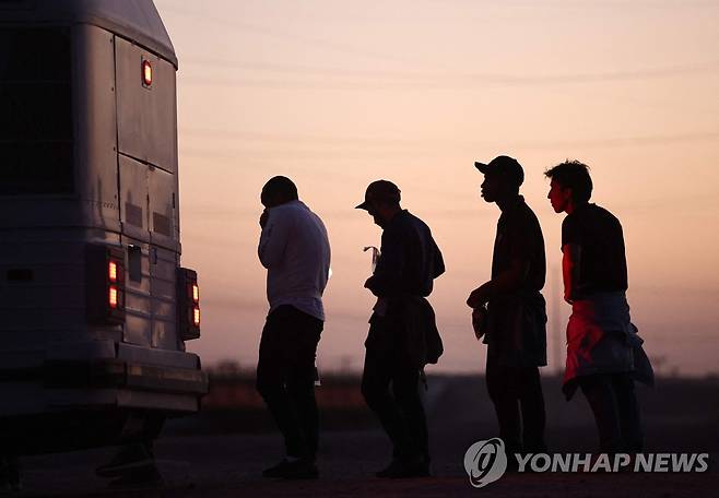 불법으로 미 국경 넘는 이민자들 [AFP 연합뉴스 자료사진. 재판매 및 DB 금지]