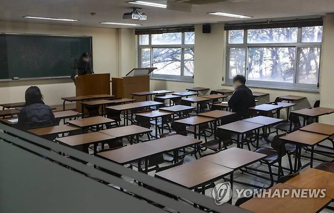 강의실엔 학생 두 명 (서울=연합뉴스) 윤동진 기자 = 대학 개강일인 2일 오전 경상도 한 대학에서 수업이 진행되고 있다. 이 대학은 올해 정시 모집에서 8개 학과가 지원자 0명이었다. 2023.3.2 mon@yna.co.kr