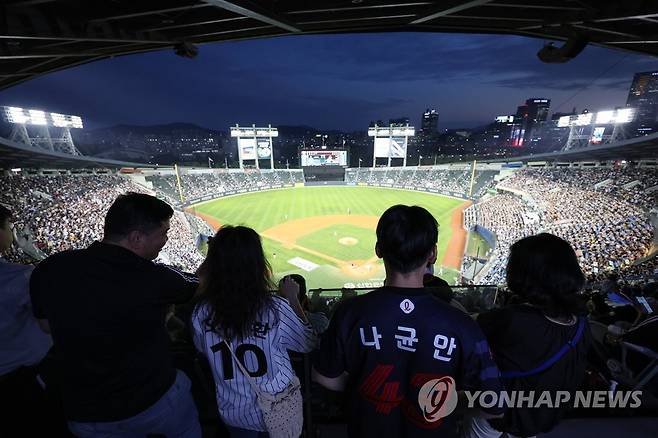 롯데-LG 맞대결, 주중 최다 관중 '예약' (서울=연합뉴스) 신현우 기자 = 30일 2023 프로야구 롯데 자이언츠와 LG 트윈스의 경기가 열린 서울 잠실야구장에서 관객들이 경기를 즐기고 있다. 2023.5.30 nowwego@yna.co.kr