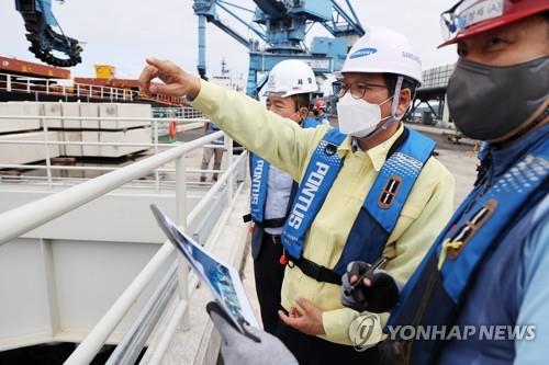 산업현장 방문한 김홍규 강릉시장 [연합뉴스 자료사진]