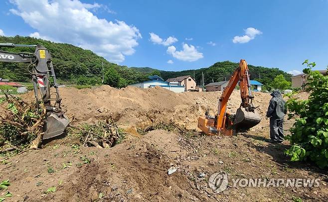 과수화상병 감염 농장 매몰 작업 [연합뉴스 자료 사진]