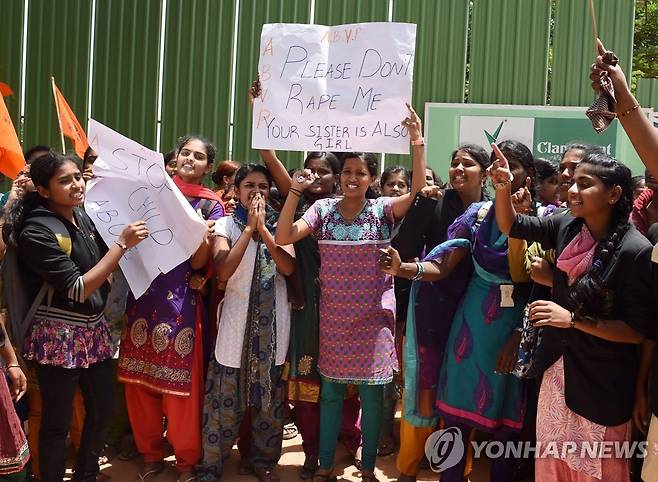 성폭행 항의시위 벌이는 인도 여성들  [EPA 연합뉴스 자료사진. 재판매 및 DB 금지]