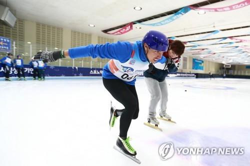 눈 없는 나라 청소년, 빙상 훈련. [2018 평창 기념재단 제공 자료 사진]