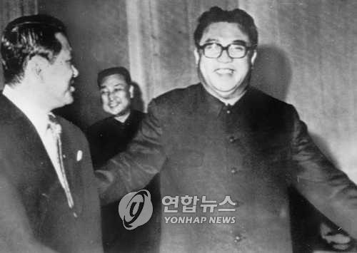 1972년 7월 남측 특사 이후락 중앙정보부장을 안내하는 김일성(우) 주석 [연합뉴스 자료사진. 재판매 및 DB 금지]