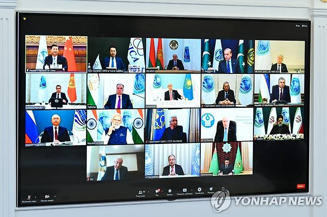 상하이협력기구(SCO) 정상회의 (모스크바 타스=연합뉴스) 4일 화상으로 열린 상하이협력기구(SCO) 정상회의에 참석한 정상들이 스크린에 모습을 드러내고 있다. 2023.7.4 photo@yna.co.kr