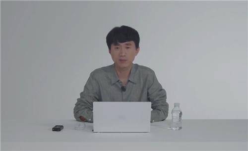 라이브 방송 진행하는 금강선 스마일게이트RPG 본부장 [로스트아크 유튜브 채널 캡처. 재판매 및 DB 금지]