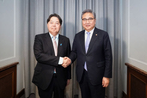 올초 독일 뮌헨안보회의(MSC) 당시 만난 박진(오른쪽) 외교부 장관과 하야시 요시마사 일본 외무상.(사진=외교부)