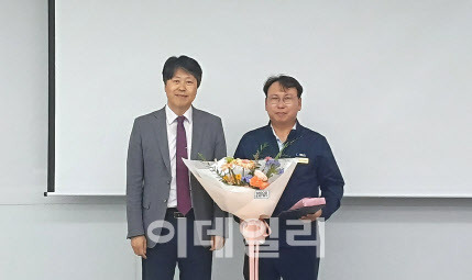 지난 3일 휴젤 권순우 부사장(우측)이 김홍섭 고용노동부 강원지청장(좌측)으로부터 ‘산업재해예방 고용노동부장관 표창’을 건네받은 후 기념사진에 응하고 있다. (사진=휴젤)