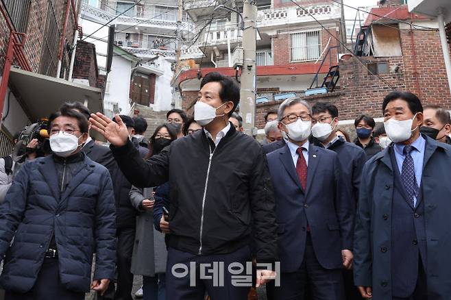 [이데일리 이영훈 기자] 오세훈 서울시장과 최재형 국민의힘 의원이 ‘신속통합기획’ 민간 재개발 후보지인 종로구 창신·숭인지역을 방문해 현장 답사를 하고 있다.