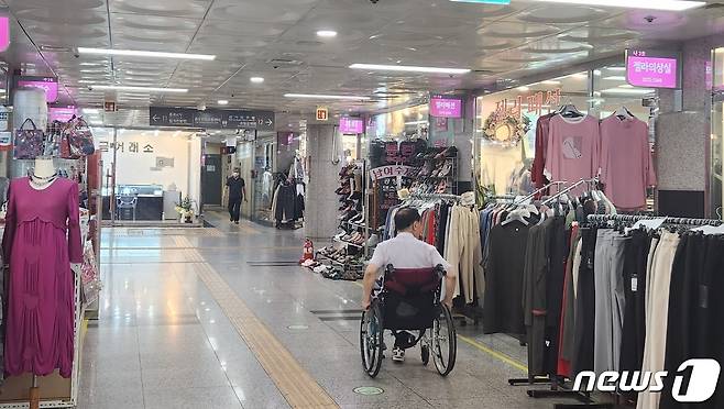 4일 오후 서울 종로5가 지하상가를 지나가는 휠체어 장애인 모습.