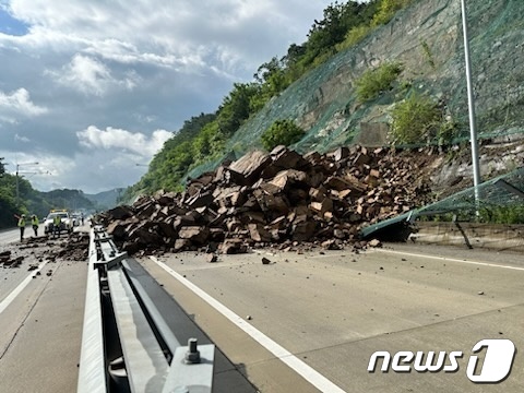 5일 오전 7시27분쯤 산사태가 발생한 대구 군위군 효령면 상주~영천고속도로 하행선.(대구소방본부 제공)