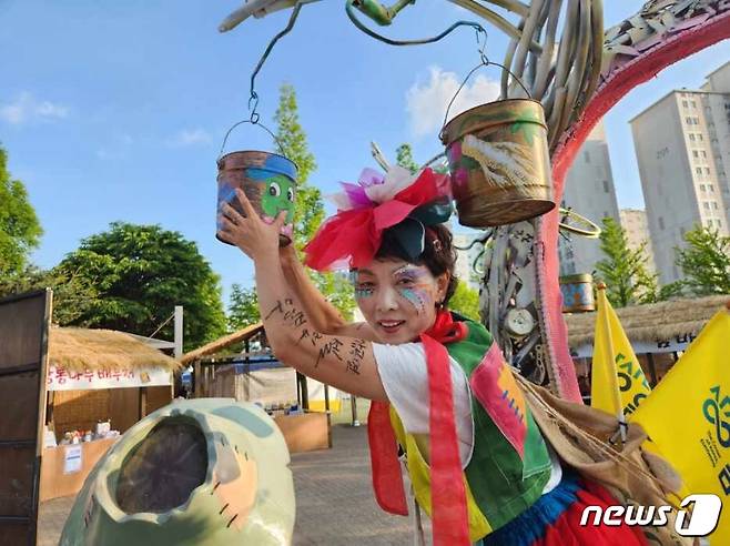 24회 음성품바축제 '나만의 인생샷' 사진 공모전 동상작 장가용씨의 '사랑의 깡통따기'.(음성군 제공)2023.7.5/뉴스1