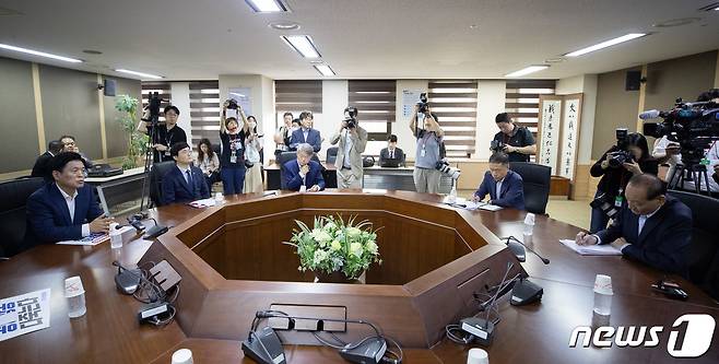 조승래 더불어민주당 과학기술정보방송통신위원회 간사가 5일 오전 윤석열 정부의 방송장악시도 저지와 독단적인 운영에 항의하기 위해 경기도 과천시 정부과천청사 내 방송통신위원회를 찾아 김효재 방송통신위원장에게 발언하고 있다. 2023.7.5/뉴스1 ⓒ News1 이재명 기자
