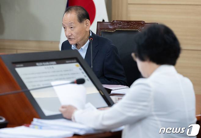 김효재 방송통신위원회 위원장 직무대행이 5일 오전 경기도 과천시 정부과천청사 내 방송통신위원회에서 열린 전체회의에서 발언을 하고 있다. 방통위는 이날 회의에서 방송법 시행령 일부개정령(안) 등의 안건을 논의한다. 2023.7.5/뉴스1 ⓒ News1 이재명 기자