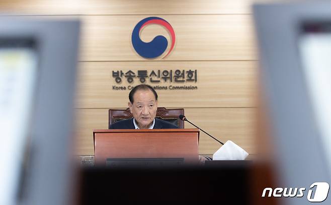 김효재 방송통신위원회 위원장 직무대행이 5일 오전 경기도 과천시 정부과천청사 내 방송통신위원회에서 열린 전체회의에서 발언을 하고 있다. 방통위는 이날 회의에서 방송법 시행령 일부개정령(안) 등의 안건을 논의한다. 2023.7.5/뉴스1 ⓒ News1 이재명 기자