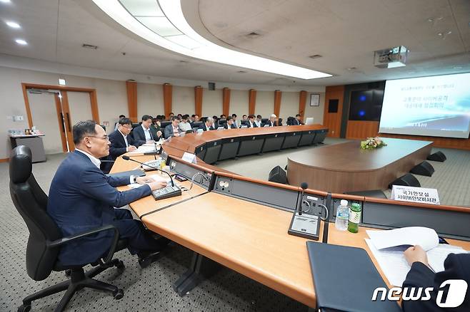 임종득 국가안보실 제2차장이 5일 오후 서울 구로구 한국철도공사 철도교통관제센터를 찾아 철도 교통망 사이버공격 대응태세를 점검하고 있다. (대통령실 제공) 2023.7.5/뉴스1 ⓒ News1 안은나 기자