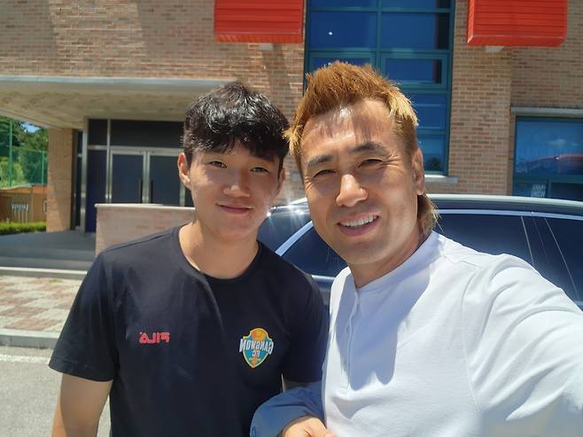 김병지 감원 대표가 5일 양현준과 면담을 가진 뒤 다정하게 포즈를 취했다.