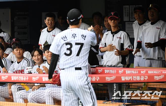 인사 도중 아는 얼굴 발견한 민우혁 '더 반가워요'