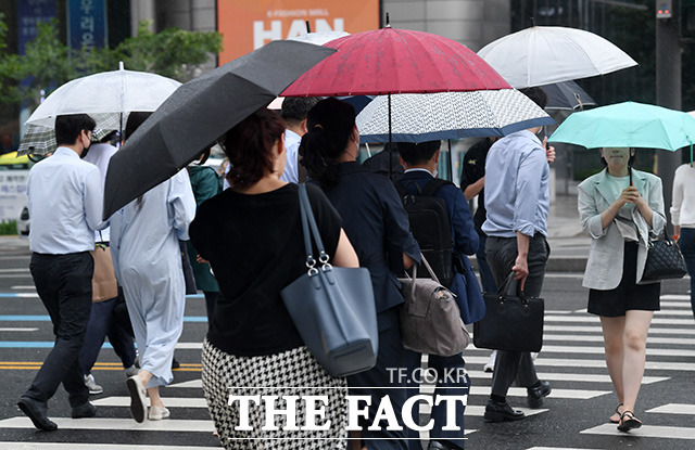 기상청에 따르면 이날 정체전선에서 발달한 저기압의 영향으로 새벽부터 오전까지 전국에 시간당 30~60mm의 강한 비가 내리겠다. /남용희 기자