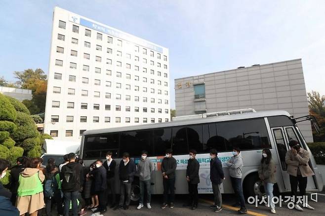 전국교육공무직본부가 전국 시도교육청 앞에서 학교 비정규직에 대한 차별을 해소해달라며 무기한 철야 농성에 돌입하겠다고 밝힌 5일 서울시교육청 앞에서 조희연 교육감과의 만남을 요구하는 비정규직 노동자들이 경찰과 대치하고 있다. /문호남 기자 munonam@