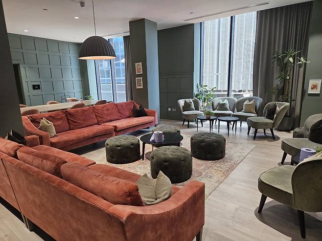 스터디룸 전경. 소파 형태의 의자가 40석 가량 마련돼있어 공간감이 느껴진다. /백윤미 기자