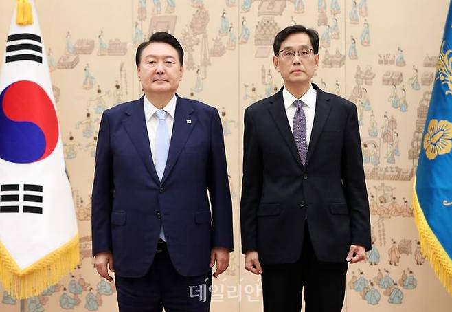 윤석열 대통령이 지난 3일 서울 용산 대통령실 청사에서 한훈 농림축산식품부 차관에게 임명장을 수여한 뒤 기념촬영하고 있다. ⓒ뉴시스