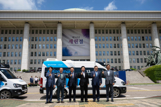 김동욱(왼쪽부터) 현대차 부사장, 김용화 현대차 사장, 이광재 국회사무총장, 김진표 국회의장, 조경호 의장비서실장, 홍형선 사무차장이 5일 서울 여의도 국회에서 '자율주행 로보셔틀' 앞에서 기념사진을 찍고 있다. 현대차 제공