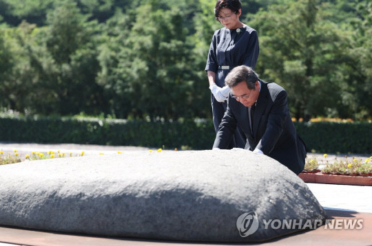 이낙연 더불어민주당 전 대표가 5일 오후 경남 김해시 진영읍 봉하마을 노무현 전 대통령 묘역을 참배하고 있다. 왼쪽은 부인 김숙희 씨.<연합뉴스>