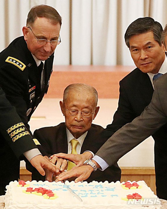 주한미군이 주관하는 백선엽 장군(가운데)의 생일파티가 지난 2018년 11월 서울 용산구 국방컨벤션에서 열리고 있다. 정경두 국방부장관과 로버트 에이브럼스 한미연합사령관 등 내빈이 축하케이크 절단을 하고 있다. 뉴시스