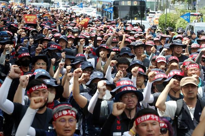 [서울=뉴시스] 조성봉 기자= 5일 오후 서울 서대문구 경찰청 앞에서 열린 ‘노동·민생·민주·평화 파괴 윤석열 정권 퇴진! 민주노총 세종·충남본부, 서울지역본부 총파업 결의대회에서 참가자들이 구호를 외치고 있다. 2023.07.05. suncho21@newsis.com /사진=뉴시스