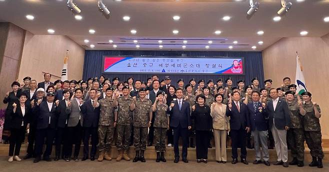 울산지역 첫 여성예비군 창설식이 5일 울산 중구청에서 열렸다. 여성예비군 소대는 앞으로 본부, 의료지원 1~2분대, 급식지원분대, 기동홍보분대로 편성되어 임무를 수행하게 된다. /사진=53사단 제공