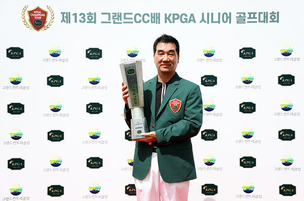 2023년 한국프로골프(KPGA) 챔피언스투어 제13회 그랜드CC배 KPGA 그랜드 시니어 골프대회 우승을 차지한 이경열 프로. 사진제공=KPGA