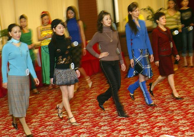 2004년 중국 최초의 성형수술 미녀 선발대회에 참가한 여성들이 베이징에서 열린 최종 리허설 도중 걷기(워킹) 연습을 하고 있다. 베이징/AFP 연합