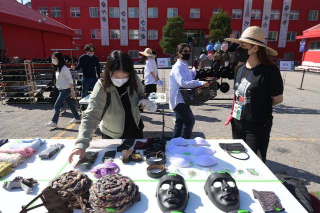 지난해 국립극단이 진행한 '빨간지붕 나눔장터' 현장. 국립극단이 가지고 있던 의상과 소품 등을 폐기하는 대신 민간 극단에 무료로 나눈 행사다. 국립극단 제공