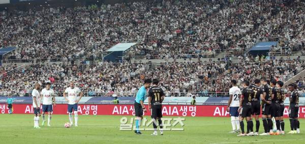 "잉글랜드 프리미어리그(EPL) 토트넘이 13일 오후 서울월드컵경기장에서 한국프로축구 '팀 K리그'와 프리시즌의 첫 경기를 펼쳤다. 토트넘 손흥민과 케인이 프리킥 준비를 하고있다. 서울월드컵경기장=정시종 기자 capa@edaily.co.kr /2022.07.13. "