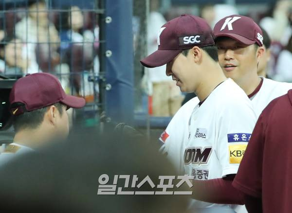 2023 KBO 프로야구 키움히어로즈와 NC다이노스의 경기가 5일 오후 서울 고척스카이돔에서 열렸다. 5회초까지 무실점한 장재영이 이닝을 마치고 더그아웃으로 들어가며 미소짓고 있다. 고척=김민규 기자 mgkim1@edaily.co.kr /2023.07.05/